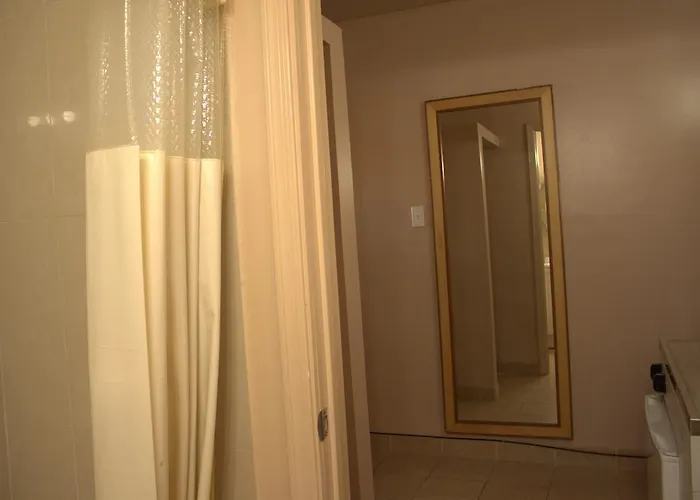 Payless Motel *